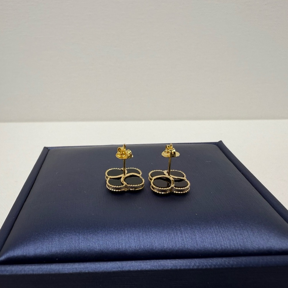18K Yellow Gold Elegant Black and Gold Clover Stud Earrings - Picture 3 of 13